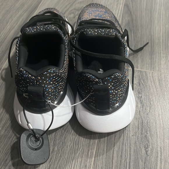 NWT Beand New Adidas Swift Run 22 - Picture 6 of 7